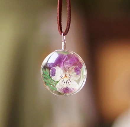 Detail prívesku - lisované kvety v skle