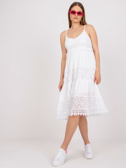 Nádherné dámske šaty v bielej farbe ušité z kvalitného materiálu