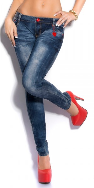 Jednoduché džínsy s výraznejšími červenými detailami